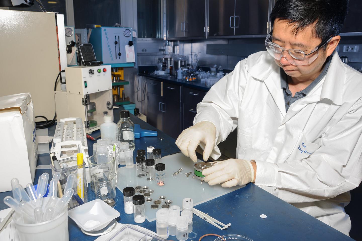 Scientists Look inside Batteries with a Molecular Eye